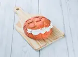 イチゴメロンパン(ホイップクリーム入り)（KIWAMI MELONPAN）