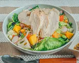 野菜たっぷりサラダカオマンガイ(むね肉) Salad Khaomangai(Breast)（高たんぱく・糖質制限カオマンガイ 東京鶏飯食堂 国分町2丁目店）