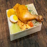 骨付き揚げチキン煮込む弁当（池上木片弁当）