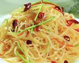 ジャガイモ千切りの酢辛炒めsour and spicy shredded potatoes酸辣土豆丝（中崋苑）