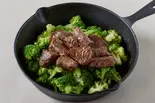 赤身カットステーキ100gとブロッコリー200g Cut Steak ＆ Broccoli（ワイルドステーキ＆ジム飯 ブロビー 東別院店）