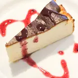 ガトー・バスク(バスク地方チーズケーキ)Gâteau basque 生クリームとベリーソースとはテイクアウトにはつきません(ル・ミロ)