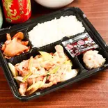 黒胡椒と鶏肉の炒め弁当(龍盛菜館 水天宮店)