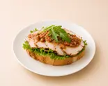 ローストポークのオープンサンド(イタリアン風ソース)(Givers Cafe)