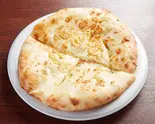 チーズガーリックナン Cheese ＆ Garlic Naan（チョウタリー レストラン andバー）