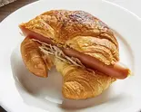 クロワッサンサンド(ウィンナー) Croissant Sandwich (Wiener)（キッチン55）