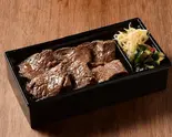 特製赤身厚切りステーキ弁当 Specially Made Thickly-Cut Lean Meat Steak Bento Box（焼肉にくがとう YAKINIKU NIKUGATOU）