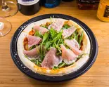 オリーブと生ハムのグリーンピザ Green Pizza with Olives and Uncured Ham(洋風酒場トゥエルブ)