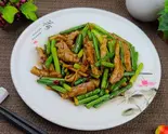 ホルモンとにんにくの芽炒め（中華料理 玉蘭春）