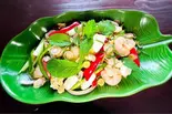 シーフードのサラダ(フレッシュレモングラス入り)（チャオエムカフェ）