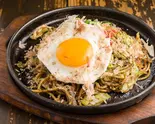 目ん玉焼きそば Fried Egg Yakisoba（ええがな 池袋本店）