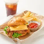 デラックスチーズフィレバーガーセット（ペリペリチキン＆チキンバーガー ファイヤーチキン本郷三丁目店）