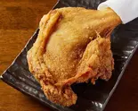スパイシー骨付き揚げ鶏 Fried Bone-In spices Chicken（宮崎地鶏と鍋の酒処 じどりーにょ）