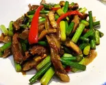 醤油付け干し豚バラ肉とニンニクの芽炒め(温州酱油肉炒蒜苗)（中華居酒屋 暉記）
