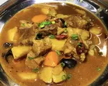 牛バラ肉とじゃがいも煮込み(牛腩炖土豆)（中華居酒屋 暉記）