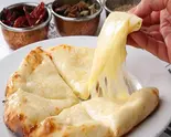 【とろけ-る】チーズナン Cheese Naan（インドネパール料理 アジアンダイニング ロータス）