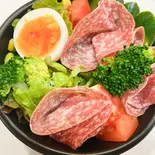 サラミと季節野菜のミニサラダ（ベル・ターブル）