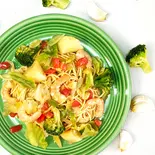 海老薫るオリーブオイル仕立て 海老と野菜のパスタ（パスタデリバリー 25年以上続くホテルクオリティー 六本木 グラテシモ）