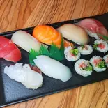 寿司盛り合わせ【並】8種（寿司スタンドとらず。西本町店）