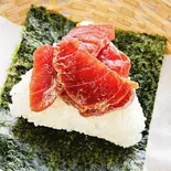 △漬けマグロ  Soy-marinaded Tuna（魚屋のおむすび丸徳）