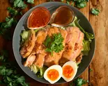 【ゆで卵】ジューシーもも肉サラダカオマンガイ [Boiled Egg]Salad Khao Man Gai(Chicken Thigh)（からだ喜ぶ！東京カオマンガイ 名楽町店）
