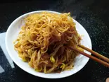 黄豆芽肉炒卤麺 (もやし、豚肉、麺を加工して蒸しそして炒める)（台湾丼專門店）