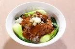 牛バラ煮込み丼（中国料理 香隣坊）