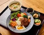 たっぷり野菜のロコモコ丼と具だくさんの豚汁（パーラー躙口）