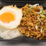 Spicy minced meat curry rice topped with fried egg目玉焼きトッピングのスパイシーメンチカレーライス（Wow！Herb Spice アダルサ八王子）