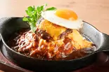目玉焼きチーズハンバーグオム(肉オムライス専門店 肉とたまご吉祥寺店)