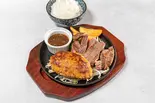 ハンバーグ150g＆黒胡椒ステーキ ライス付き（ぎゅう丸 大名店）