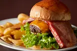 ベーコンチーズBURGER(フライドポテト付き)(ONE THE DINER)