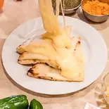 チーズナン Cheese Naan（インド料理レストランスラジュ深井店）