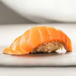 サーモン(2貫)（金鯱寿司）