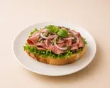 ローストビーフのオープンサンド(オニオン&バジルソース)(Givers Cafe)