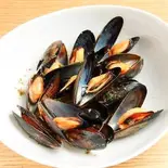 ムール貝のシェリーワイン蒸し（生牡蠣と牡蠣料理専門店オイスターズ）