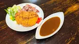 カツとローストビーフのWカレー（キッチン中卓）