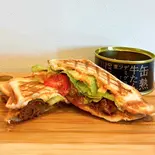 牛タン・デミグラスソースホットサンド（昼こじ【缶deサンド】）