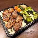 黒毛和牛 特選リブロースボリューム弁当 キムチ ナムル サラダ付（炭火焼肉牛力屋ときわ台店）