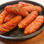 赤ウィンナー炒め（鉄板じじぃ あきおき）