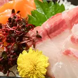 お任せお刺身盛り合わせ2人前4種16切れ程度（旬彩和食くつろぎ(海鮮丼/寿司/天むす/弁当/ふぐ鮟鱇鍋)）
