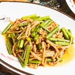 豚肉とにんにくの芽炒め Pork and Garlic Sprout Stir-Fry（餃子酒場豊葉津田沼店）