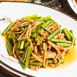 豚肉とにんにくの芽炒め Pork and Garlic Sprout Stir-Fry（餃子酒場 豊葉 千葉本店）