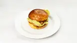 チーズチキンフィレバーガー（TIKI'S MALASADA ＆ KITCHEN）