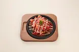 トマトチーズお好み焼き（お好み焼き・鉄板焼き こて吉【特製出汁使用！自慢のお好み焼き】 上野の森さくらテラス店）