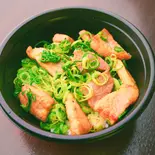 当店人気！延岡よっとん ネギ塩もも丼(うみたまの塩)（焼肉 ゆめや）