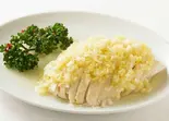 蒸し鶏のネギソース掛け（常記）