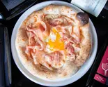 半熟卵と生ハムのビスマルク・ビアンコ Bismarck with Soft-boiled Egg and Prosciutto（トラットリア アルベロ）