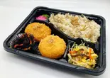 楽万弁当 ① (特上コロッケとずわい蟹のクリームコロッケ)（楽万コロッケ 麻布十番本店）