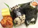 おむすび2個セット(紅鮭・ひじき) 2 Rice Ball Set (Red Salmon / Hijiki Seaweed)（Omusubi Teshima）